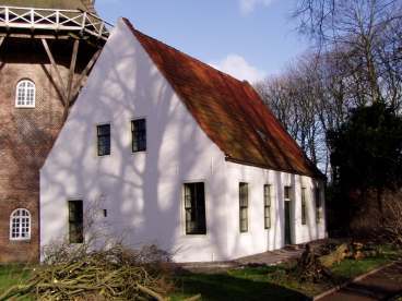 Das weiße Müllerhaus neben dem Mühlenturm